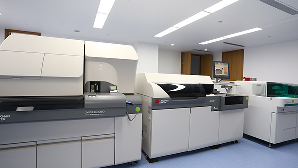 （中间）贝克曼AU680全自动生化分析仪