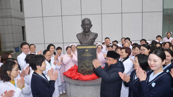 六喜：中国科学院刘以训院士铜像揭幕仪式在长沙宁儿妇产医院星光广场隆重举行